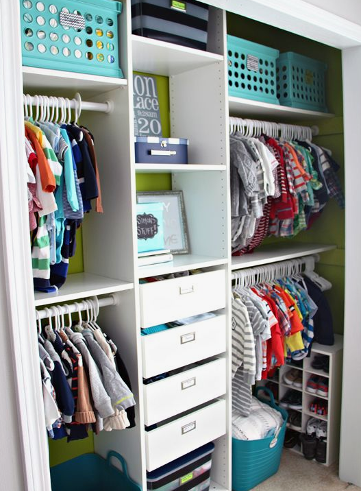 Garderobna soba ob otroški sobi